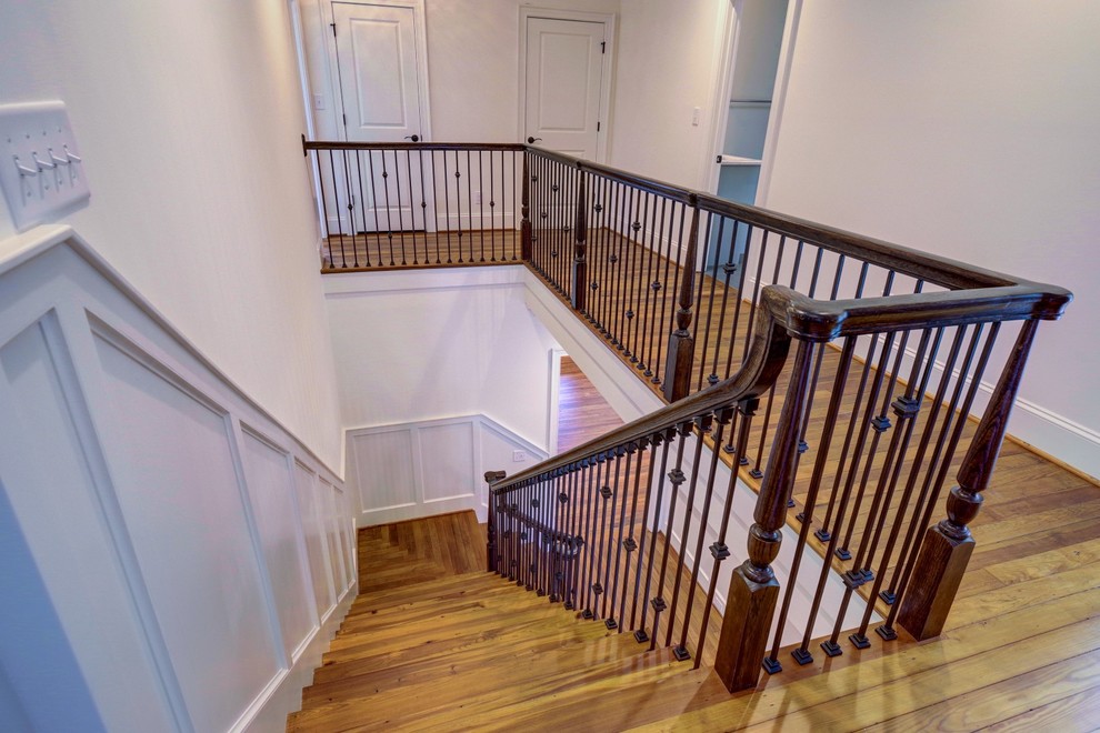 Источник вдохновения для домашнего уюта: угловая лестница среднего размера в стиле кантри с перилами из смешанных материалов
