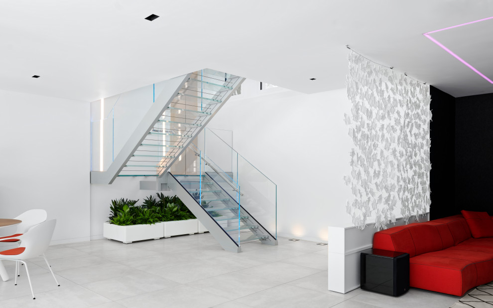 Idées déco pour un grand escalier flottant contemporain avec des marches en verre, des contremarches en verre et un garde-corps en verre.