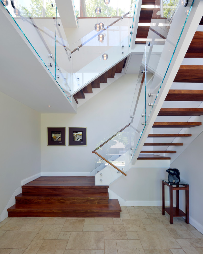 Cette photo montre un escalier tendance avec des marches en bois.