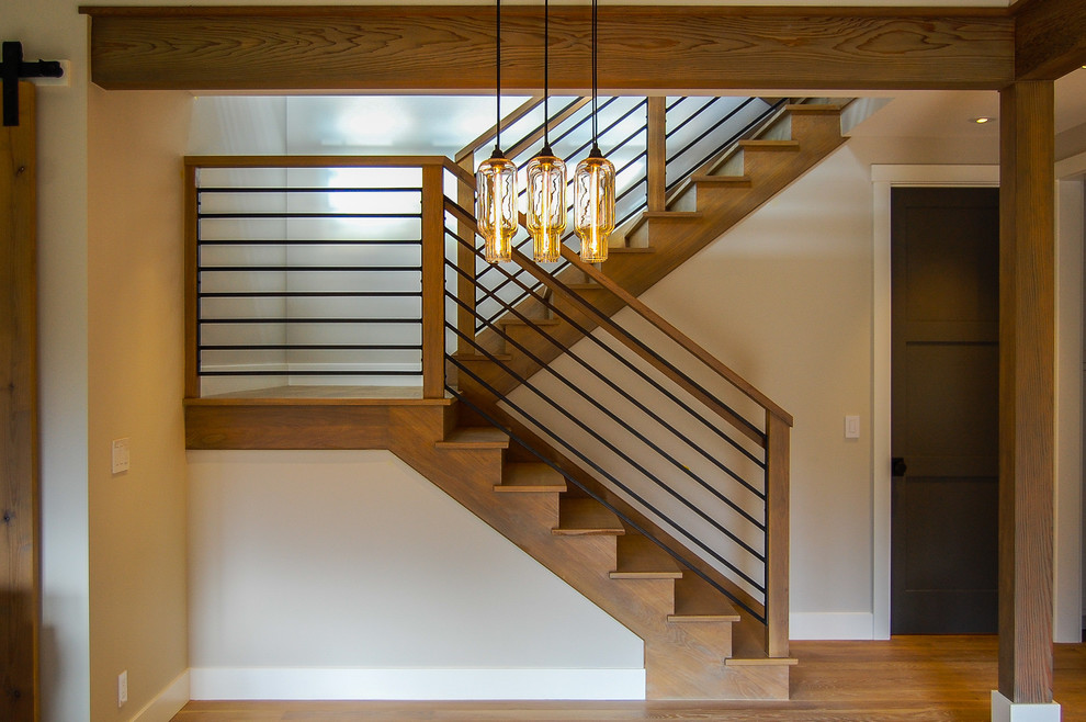 На фото: п-образная деревянная лестница в стиле неоклассика (современная классика) с деревянными ступенями с