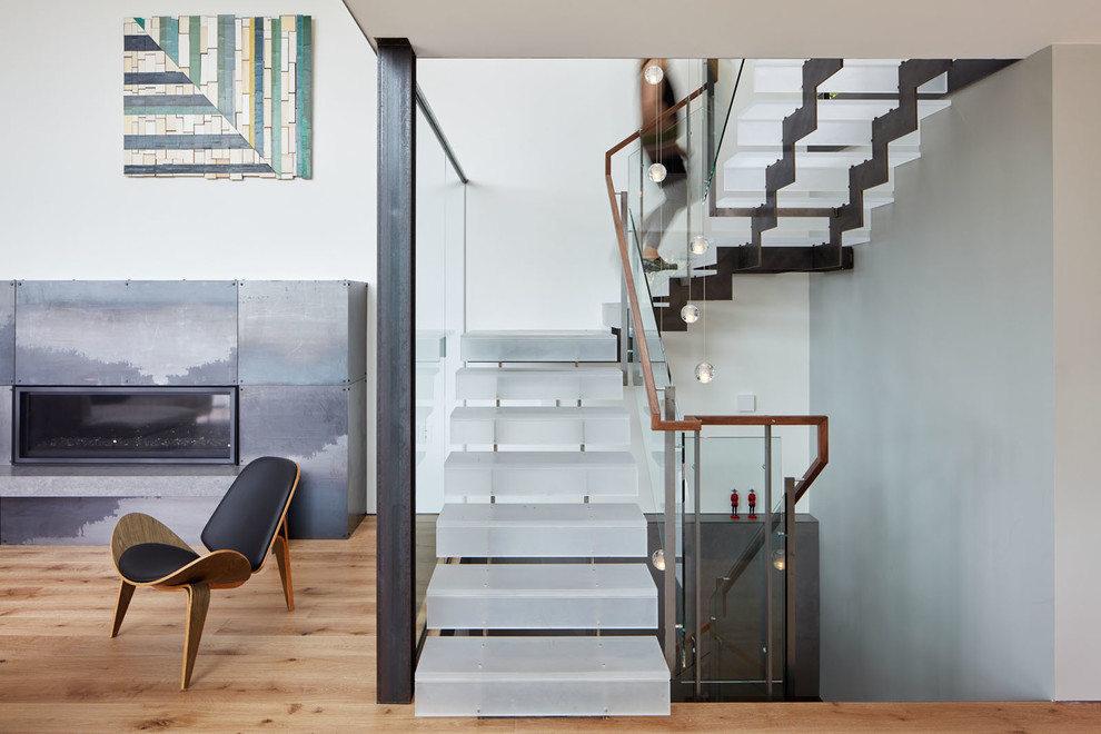 Inspiration pour un grand escalier sans contremarche en U avec des marches en acrylique.