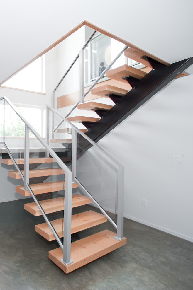 Mittelgroße Moderne Holztreppe in L-Form mit offenen Setzstufen und Stahlgeländer in Vancouver