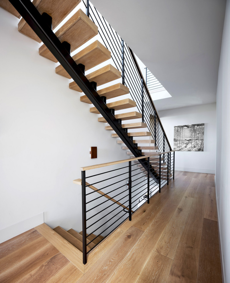 Ejemplo de escalera recta tradicional renovada sin contrahuella con escalones de madera y barandilla de madera