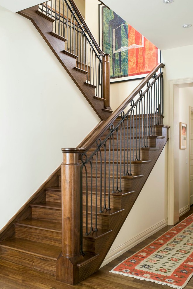 Ejemplo de escalera clásica con escalones de madera y contrahuellas de madera