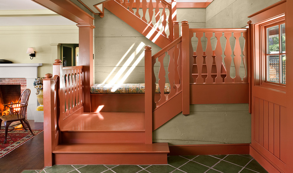 Idée de décoration pour un escalier peint chalet en U avec des marches en bois peint et un garde-corps en bois.