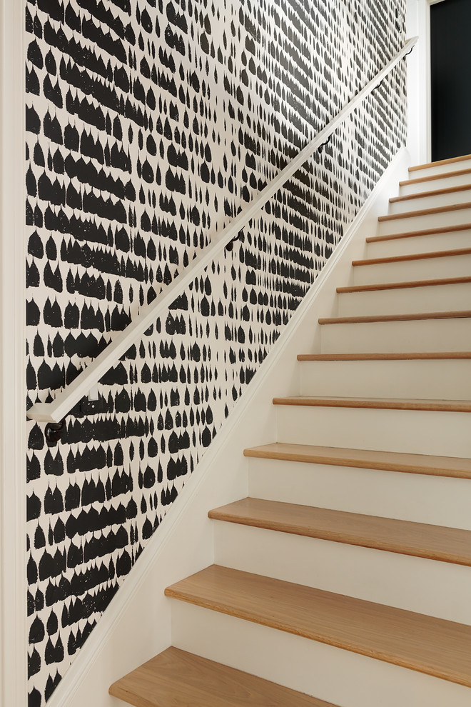 Cette photo montre un escalier peint droit tendance de taille moyenne avec des marches en bois.
