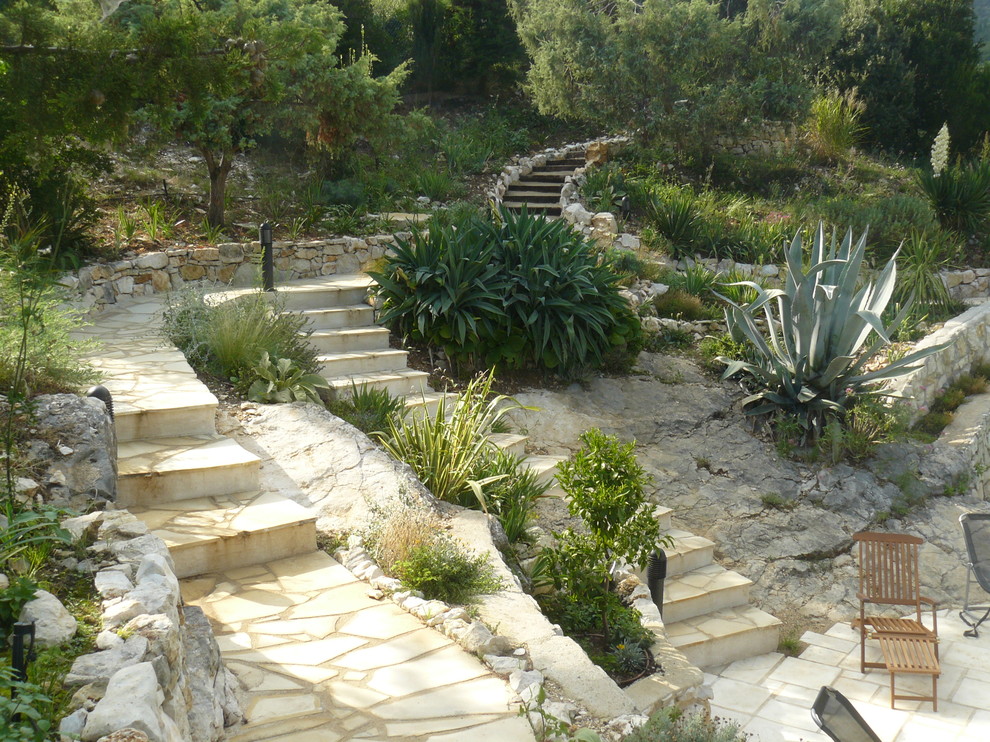他の地域にある地中海スタイルのおしゃれな庭の写真