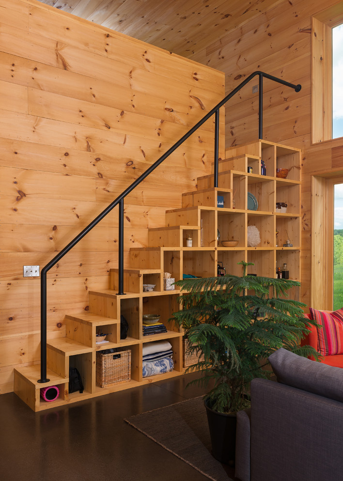 Gerade, Kleine Urige Holztreppe mit Holz-Setzstufen und Stahlgeländer in Burlington