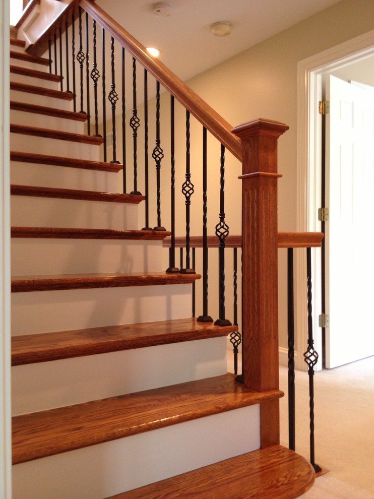 Imagen de escalera recta tradicional con escalones de madera y contrahuellas de madera
