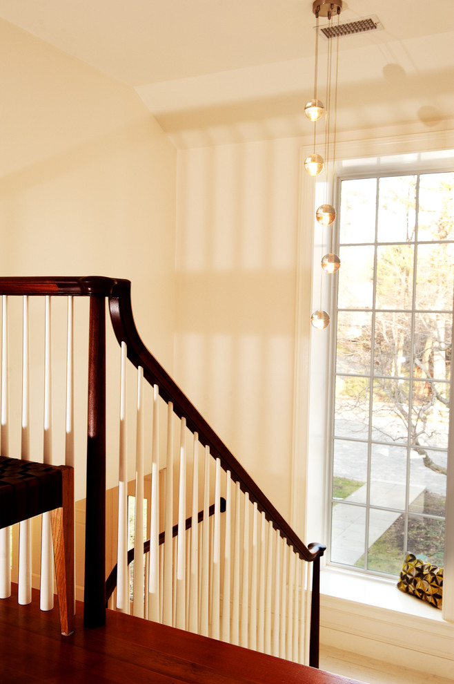 Idée de décoration pour un escalier tradition avec palier.