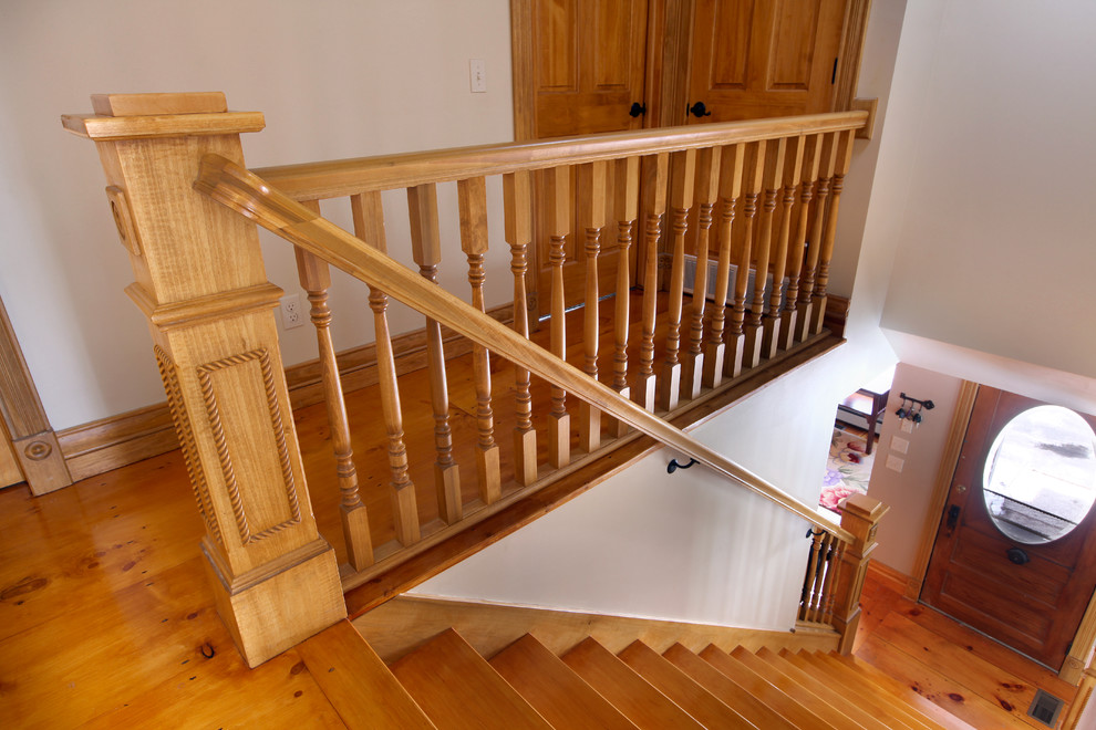 На фото: прямая деревянная лестница среднего размера в классическом стиле с деревянными ступенями