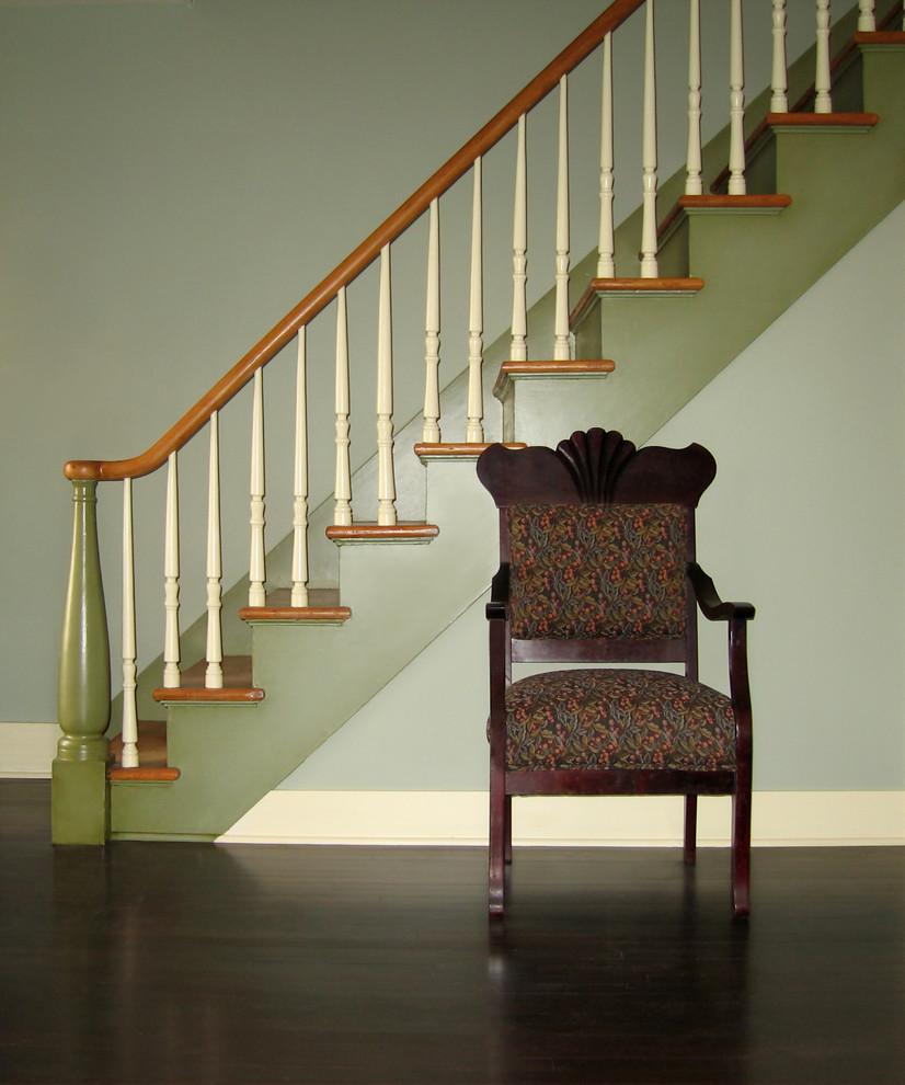 Пример оригинального дизайна: лестница в классическом стиле с деревянными ступенями
