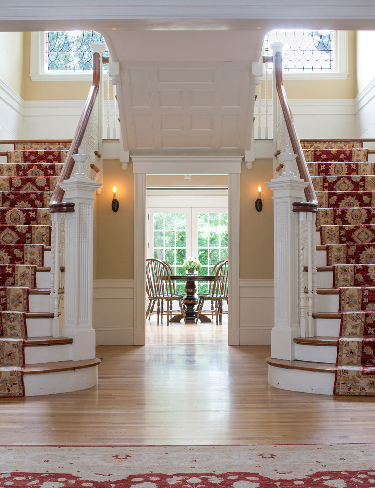 Свежая идея для дизайна: большая изогнутая деревянная лестница в викторианском стиле с деревянными ступенями и деревянными перилами - отличное фото интерьера