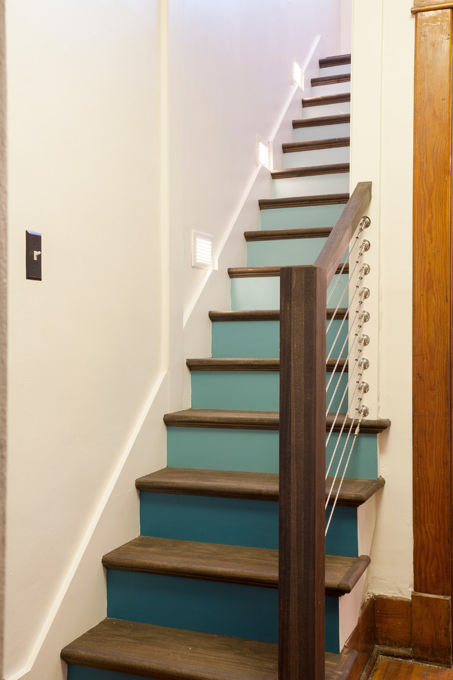 Diseño de escalera recta ecléctica pequeña con escalones de madera y contrahuellas de madera pintada