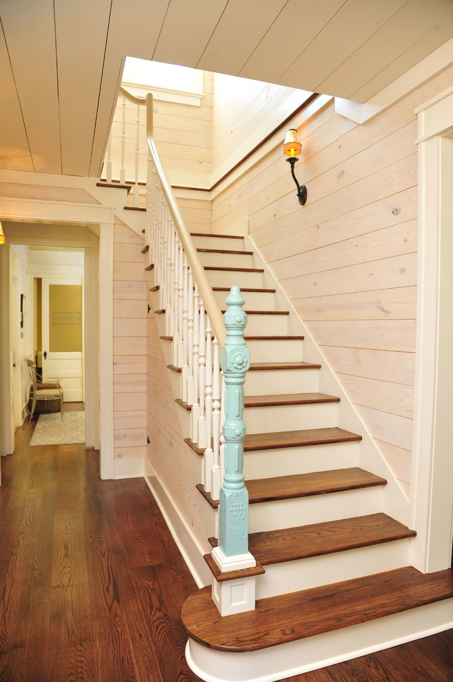 Ejemplo de escalera en L campestre con escalones de madera y contrahuellas de madera pintada