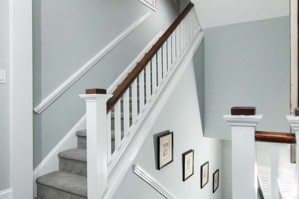 Источник вдохновения для домашнего уюта: п-образная лестница в современном стиле с ступенями с ковровым покрытием, ковровыми подступенками и деревянными перилами