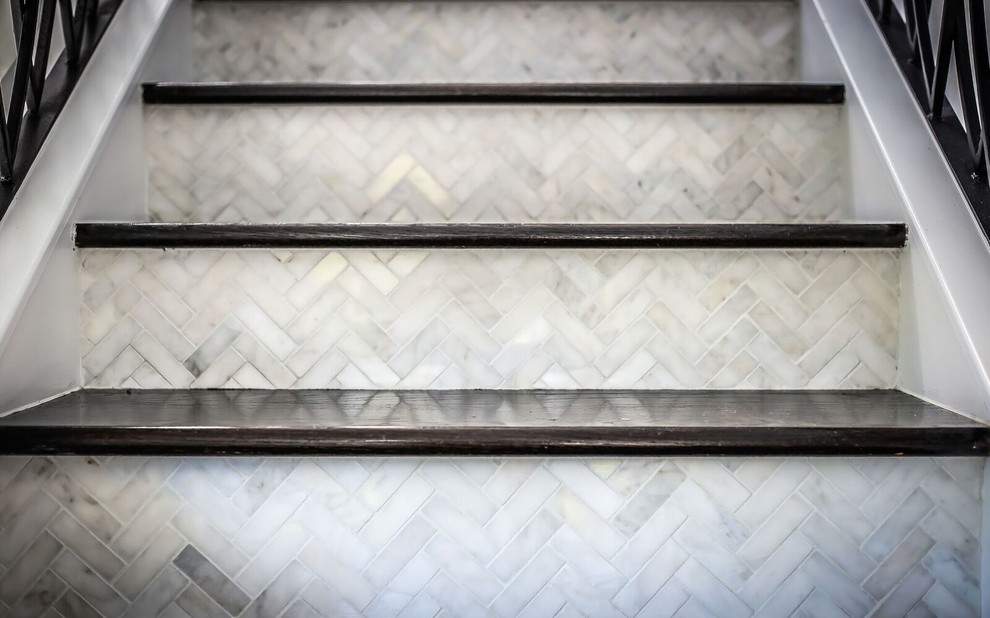Свежая идея для дизайна: изогнутая лестница среднего размера в стиле неоклассика (современная классика) с деревянными ступенями, подступенками из плитки и металлическими перилами - отличное фото интерьера