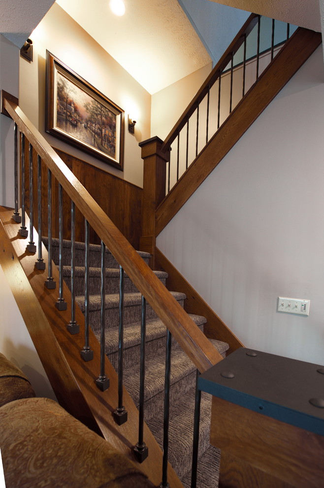На фото: маленькая п-образная лестница в классическом стиле с ступенями с ковровым покрытием, ковровыми подступенками и перилами из смешанных материалов для на участке и в саду