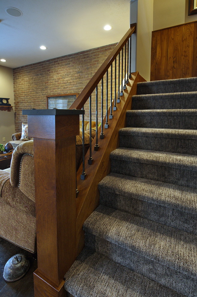 Kleine Klassische Treppe in U-Form mit Teppich-Treppenstufen, Teppich-Setzstufen und Mix-Geländer in Omaha