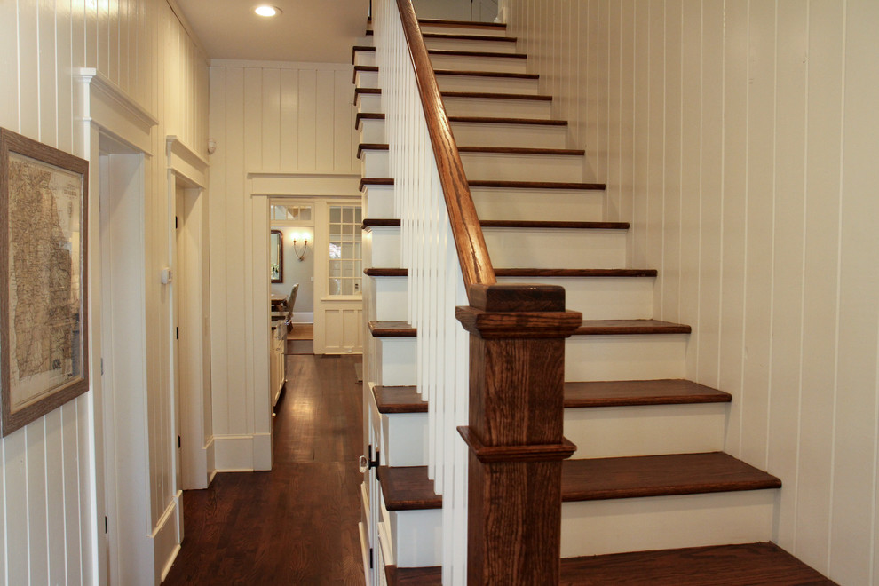 Diseño de escalera recta de estilo de casa de campo de tamaño medio con escalones de madera y contrahuellas de madera pintada