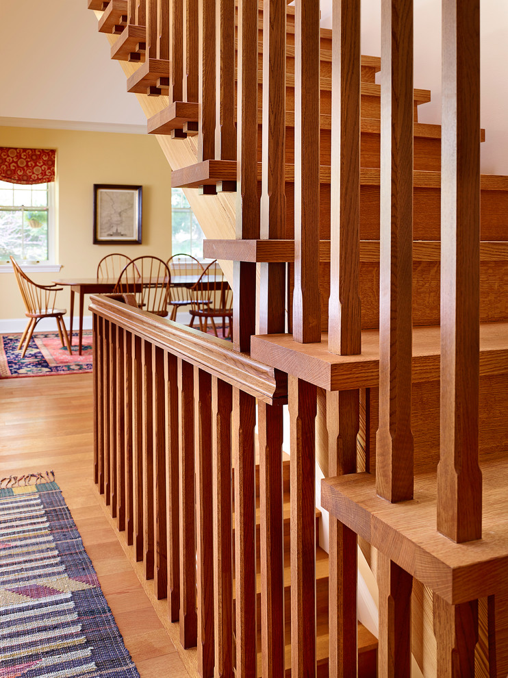 На фото: большая прямая деревянная лестница в стиле кантри с деревянными ступенями