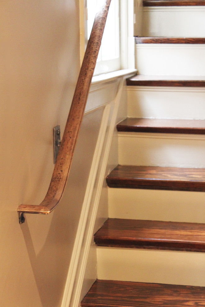 Idées déco pour un petit escalier droit classique avec des contremarches en bois.