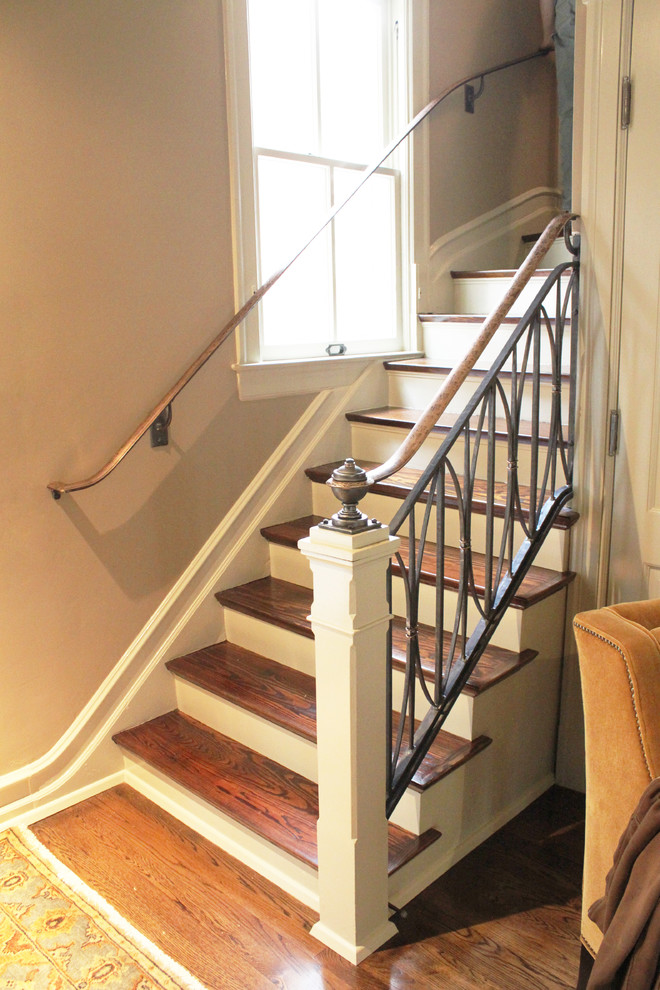 Cette image montre un petit escalier traditionnel en U avec des marches en moquette, des contremarches en moquette et éclairage.