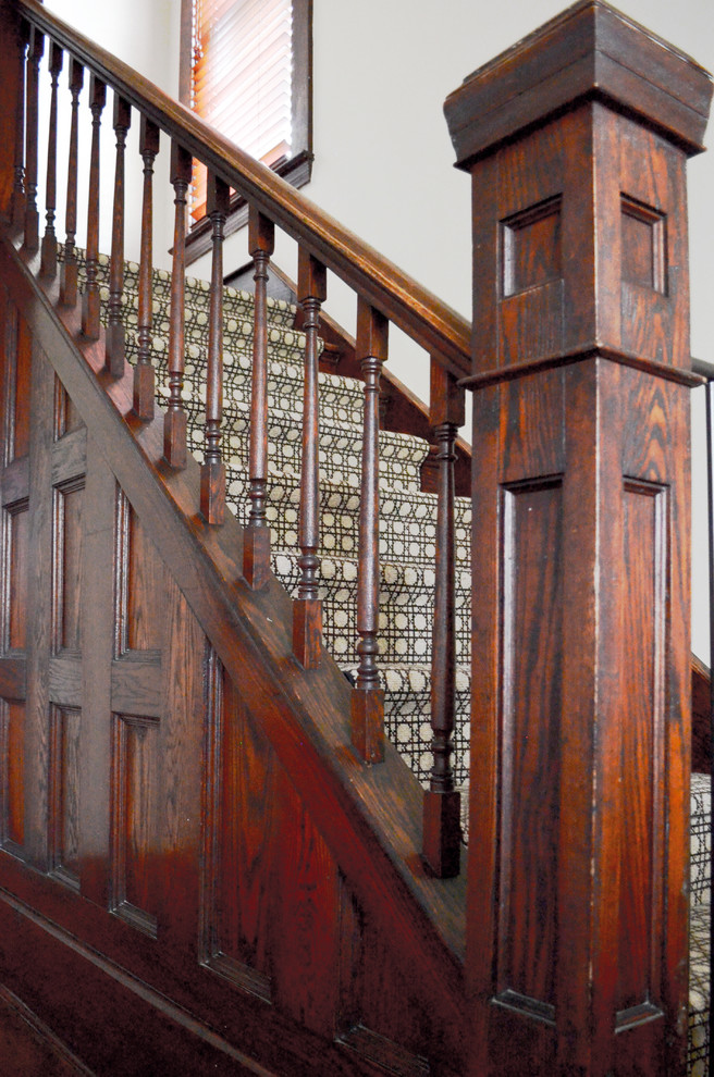 Inspiration pour un escalier traditionnel en L de taille moyenne avec des marches en moquette et des contremarches en moquette.