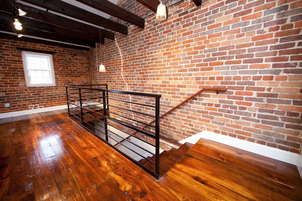 Cette photo montre un escalier droit industriel avec des marches en bois.