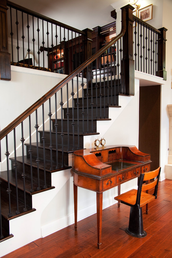 Réalisation d'un escalier droit victorien avec des marches en bois et des contremarches en bois.