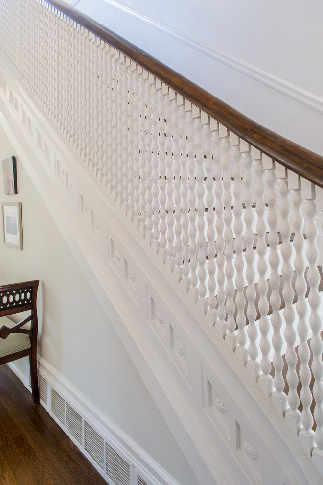 Ejemplo de escalera recta clásica grande con escalones de madera y contrahuellas de madera pintada