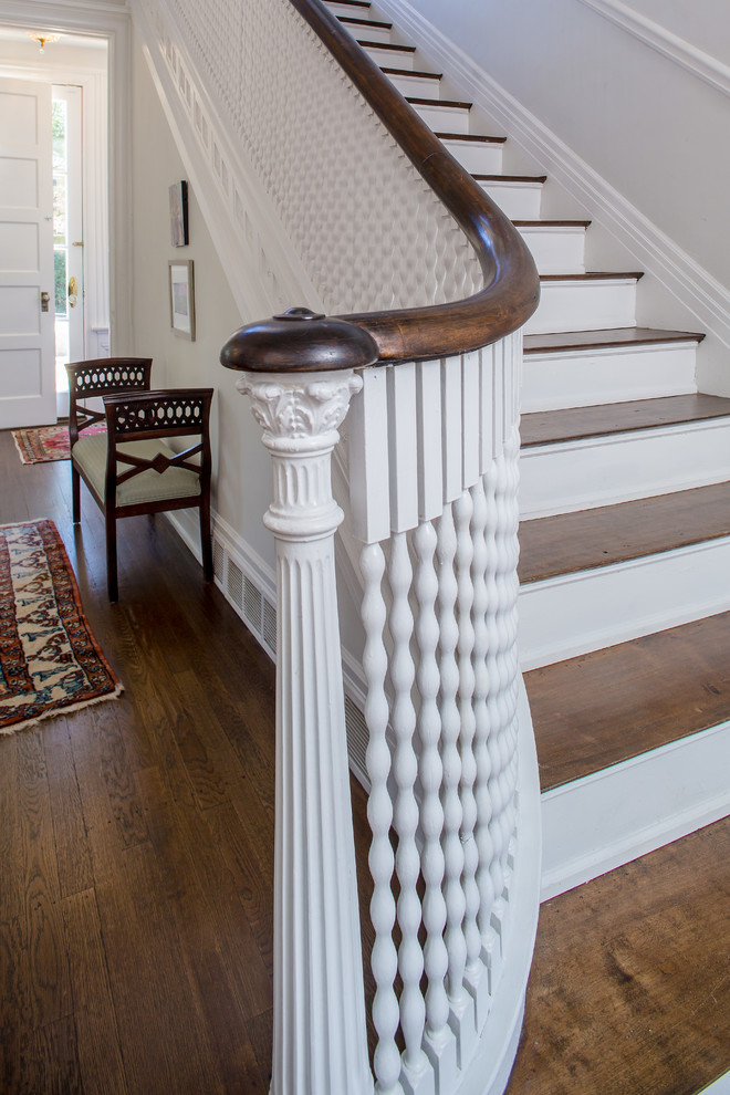 Aménagement d'un grand escalier peint droit classique avec des marches en bois.