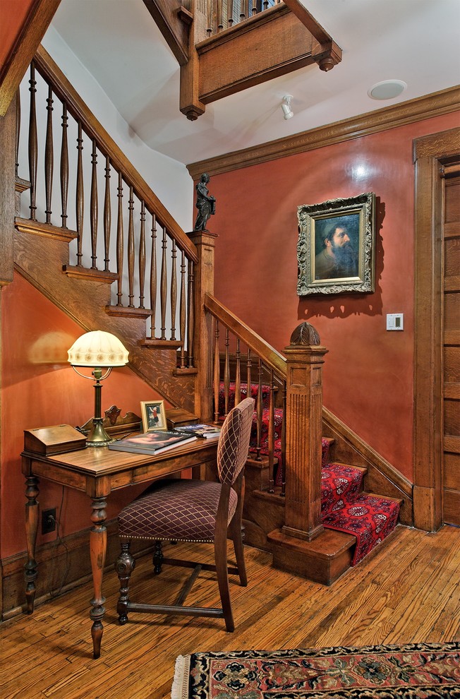 Стильный дизайн: угловая деревянная лестница среднего размера в классическом стиле с деревянными ступенями и деревянными перилами - последний тренд