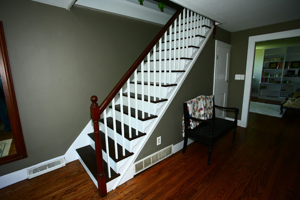 Cette image montre un escalier peint droit rustique de taille moyenne avec des marches en bois et un garde-corps en bois.