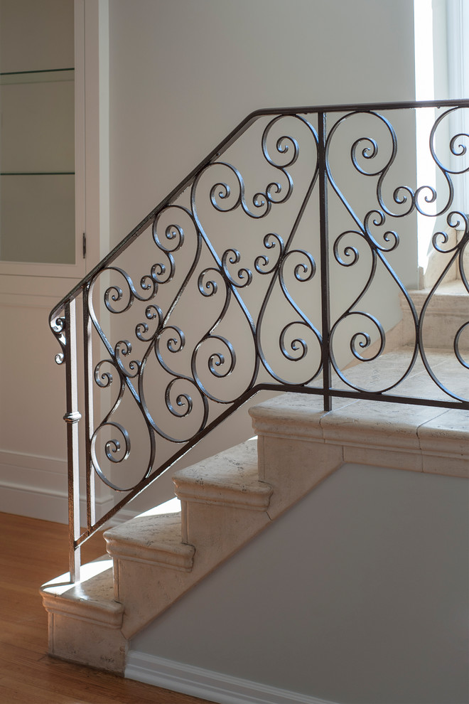 На фото: прямая лестница в стиле неоклассика (современная классика) с мраморными ступенями, подступенками из мрамора и металлическими перилами с