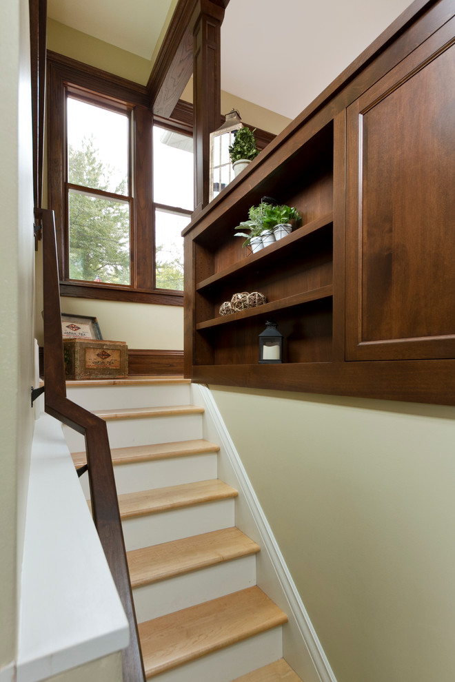 Пример оригинального дизайна: маленькая прямая лестница в классическом стиле с деревянными ступенями и крашенными деревянными подступенками для на участке и в саду