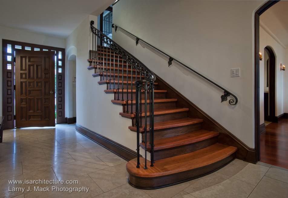 Idée de décoration pour un escalier courbe méditerranéen avec des marches en bois et des contremarches en bois.