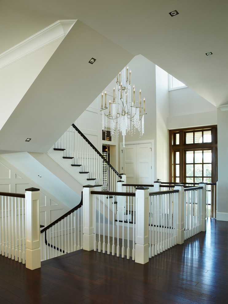 Стильный дизайн: огромная прямая деревянная лестница в стиле неоклассика (современная классика) с деревянными ступенями - последний тренд