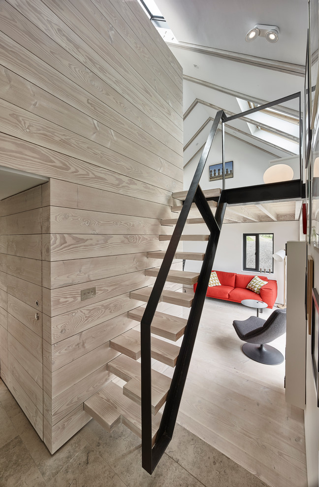 Schwebende Moderne Holztreppe mit offenen Setzstufen in Manchester