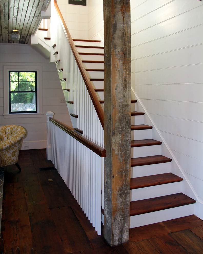 Immagine di una piccola scala a "L" country con pedata in legno e alzata in legno