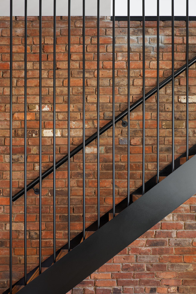 На фото: прямая лестница среднего размера в стиле лофт с деревянными ступенями и металлическими перилами без подступенок с
