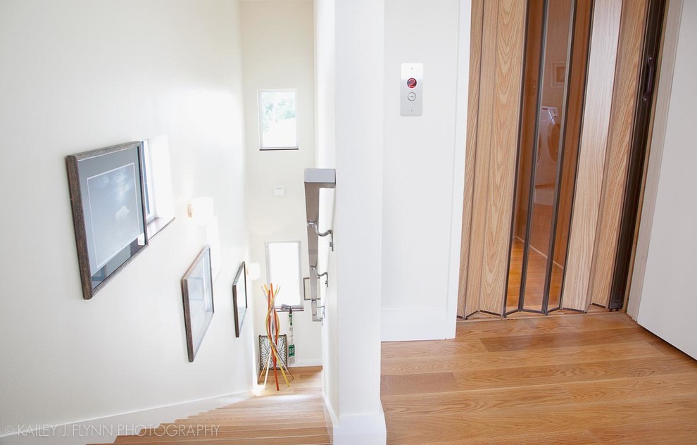Idée de décoration pour un escalier minimaliste.