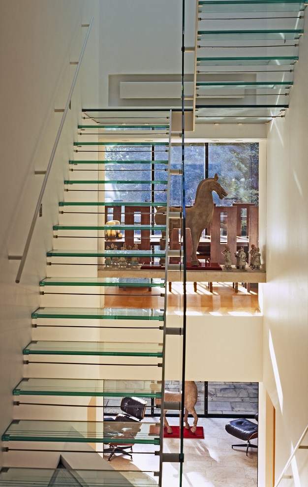 На фото: лестница в современном стиле с стеклянными ступенями без подступенок