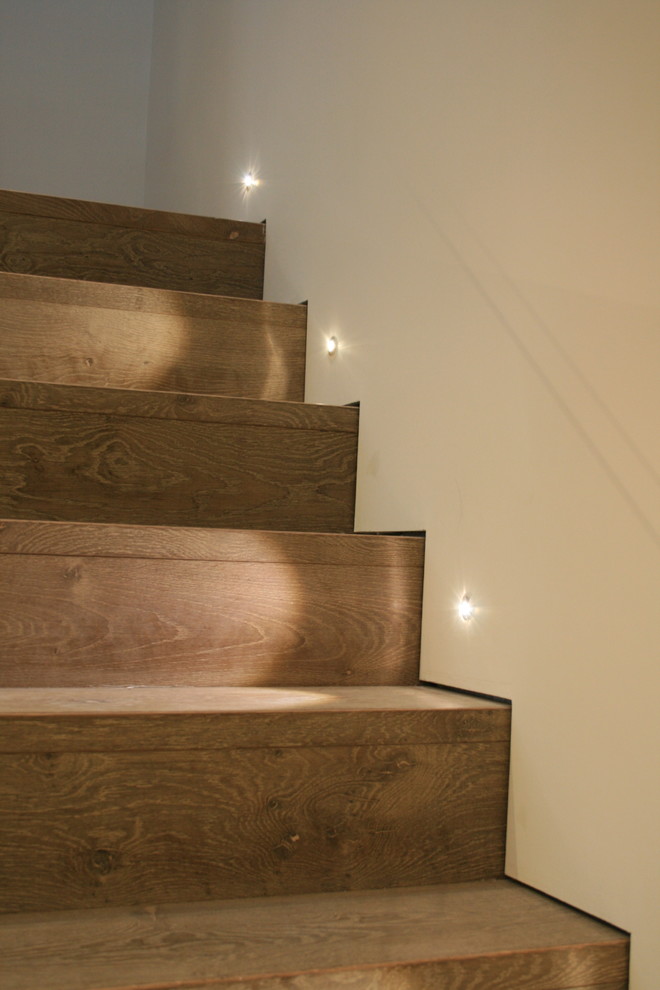 Foto de escalera en L contemporánea de tamaño medio con escalones de madera y contrahuellas de madera