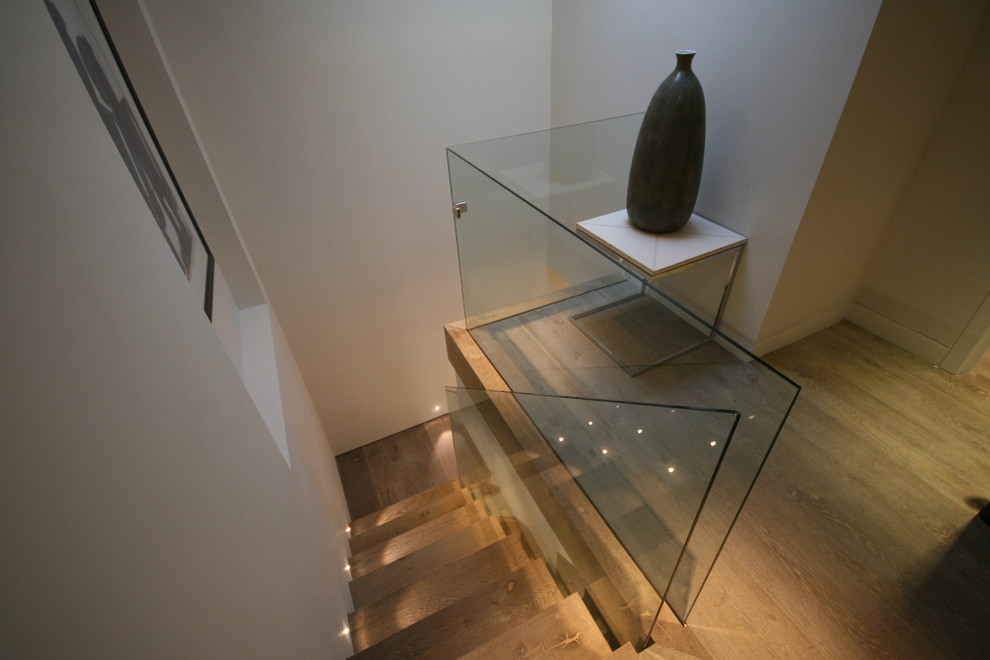 Источник вдохновения для домашнего уюта: угловая деревянная лестница среднего размера в современном стиле с деревянными ступенями