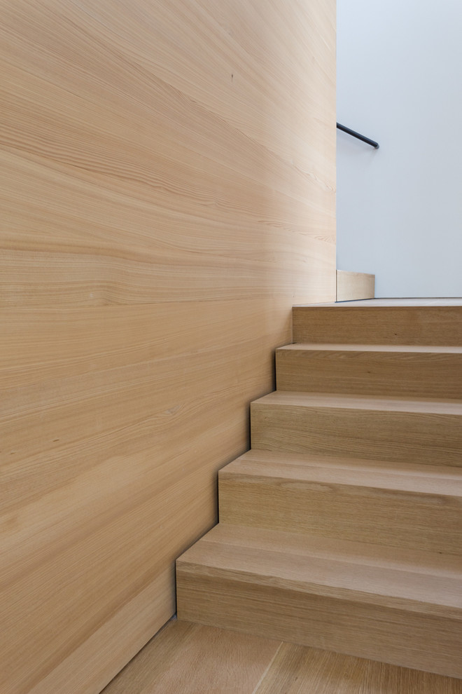 Réalisation d'un escalier design en L de taille moyenne avec des marches en bois, des contremarches en bois et palier.