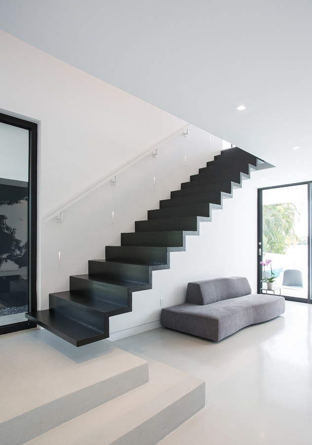 Idées déco pour un escalier flottant moderne avec des marches en métal et des contremarches en métal.
