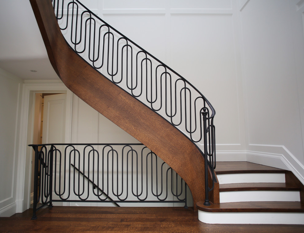 Пример оригинального дизайна: изогнутая лестница в стиле неоклассика (современная классика)