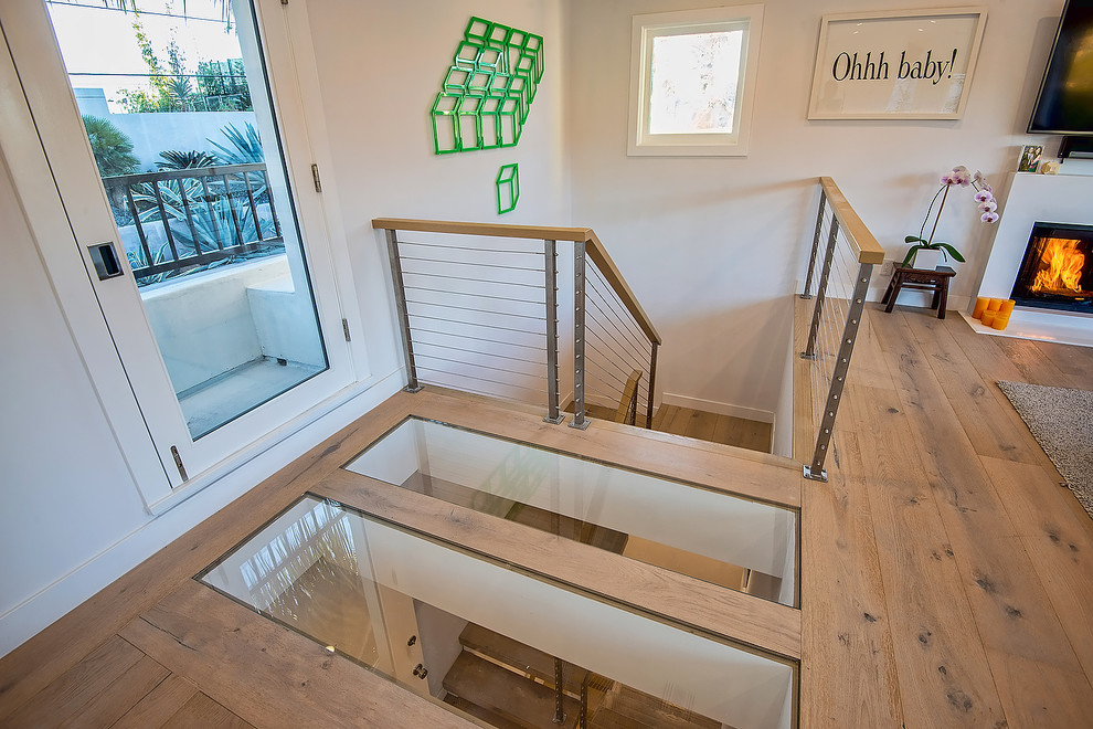 Inspiration pour un escalier sans contremarche flottant design de taille moyenne avec des marches en bois.