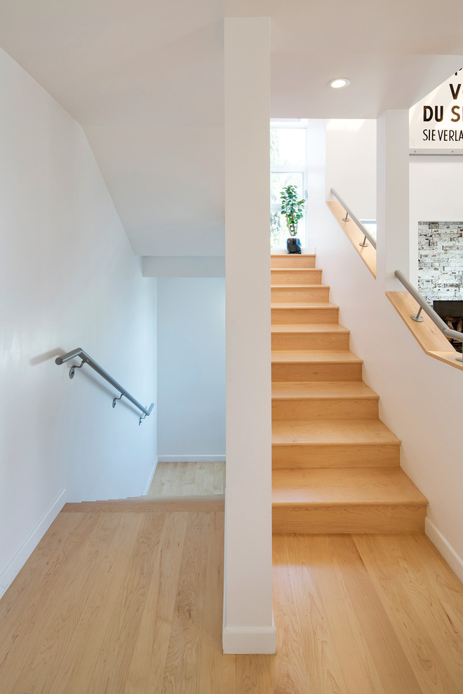 Idée de décoration pour un escalier design en U avec des marches en bois et des contremarches en bois.